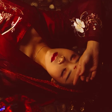 夜晚彼岸花紅衣女生頭像，唯美古風(fēng)真人頭像