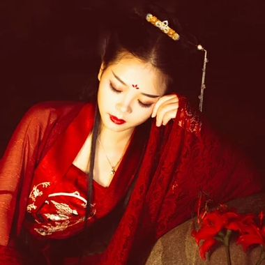 夜晚彼岸花紅衣女生頭像，唯美古風(fēng)真人頭像