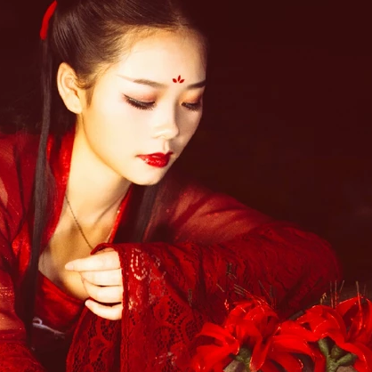 夜晚彼岸花紅衣女生頭像，唯美古風(fēng)真人頭像