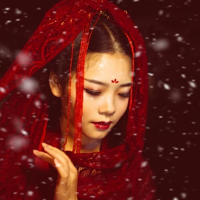 夜晚彼岸花紅衣女生頭像，唯美古風(fēng)真人頭像