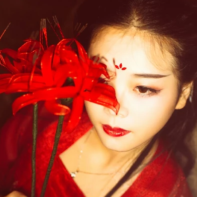 夜晚彼岸花紅衣女生頭像，唯美古風(fēng)真人頭像
