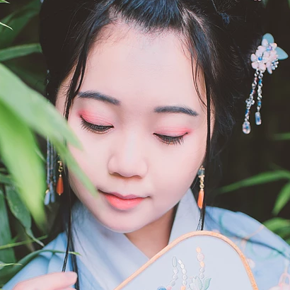 文藝藍(lán)衣帶團(tuán)扇女生頭像，唯美古風(fēng)真人頭像