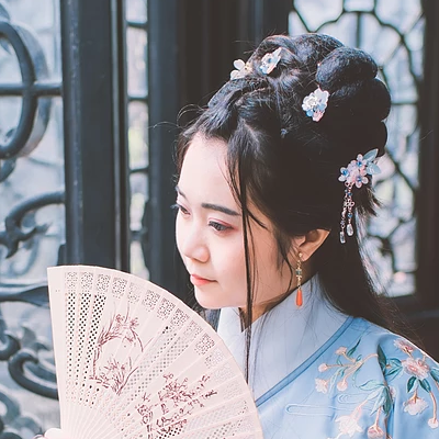 文藝藍(lán)衣帶團(tuán)扇女生頭像，唯美古風(fēng)真人頭像