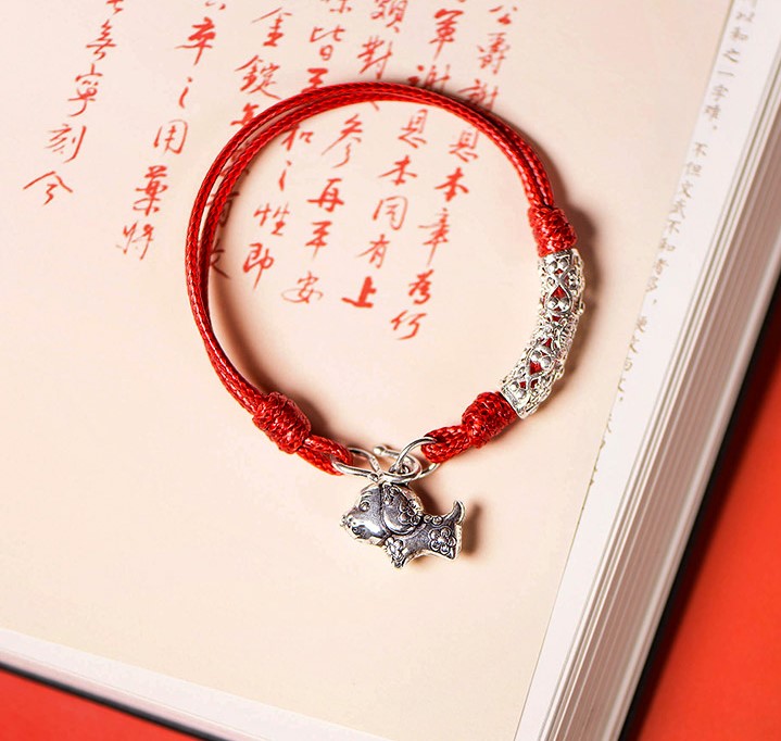 雕花狗生肖手鏈，本命年紅繩銀手鏈飾品