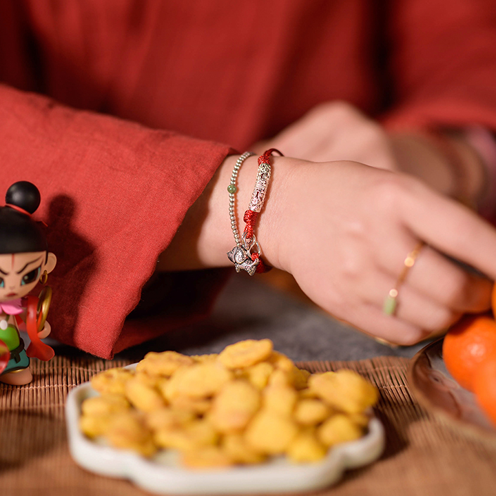 雕花狗生肖手鏈，本命年紅繩銀手鏈飾品