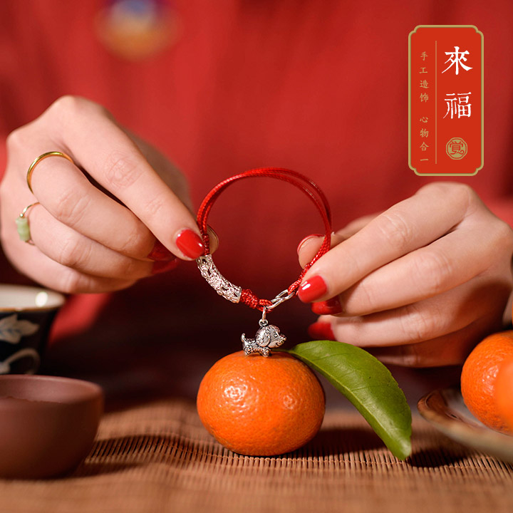雕花狗生肖手鏈，本命年紅繩銀手鏈飾品