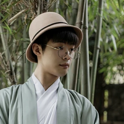 文藝小生帶折扇男生頭像，唯美古風(fēng)真人頭像