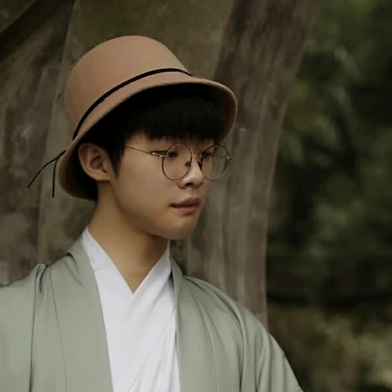 文藝小生帶折扇男生頭像，唯美古風(fēng)真人頭像