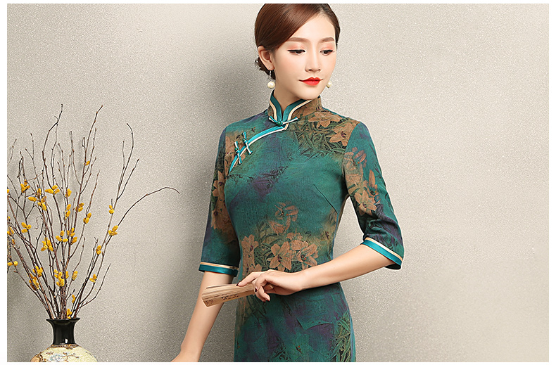 復(fù)古雍容的墨綠旗袍，古典印花旗袍裙