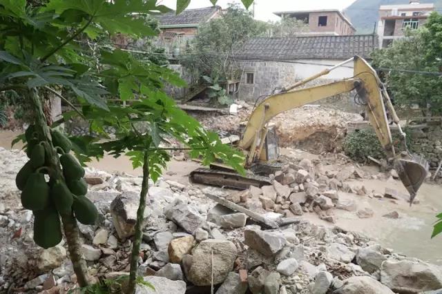 古山重水云間，細(xì)水長(zhǎng)流吸引你