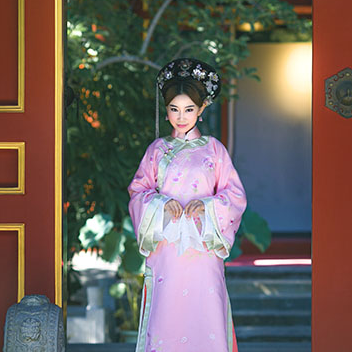 清新桃林妃子帶團扇女生頭像，唯美古風真人頭