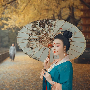 銀杏葉帶團扇和傘女生頭像，唯美古風真人頭像