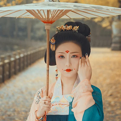 銀杏葉帶團扇和傘女生頭像，唯美古風真人頭像