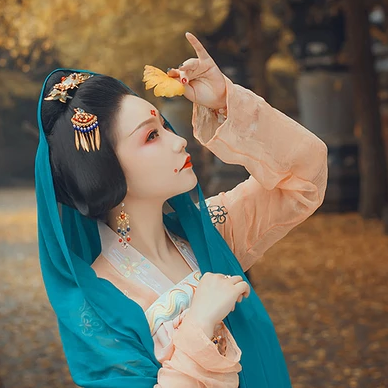 銀杏葉帶團扇和傘女生頭像，唯美古風真人頭像