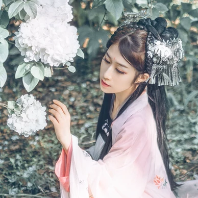 粉蝶花朵帶團(tuán)扇女生頭像，唯美古風(fēng)真人頭像