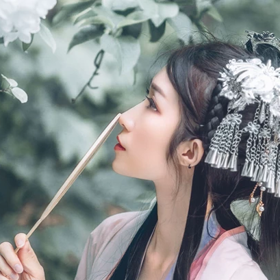 粉蝶花朵帶團(tuán)扇女生頭像，唯美古風(fēng)真人頭像