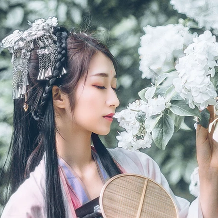 粉蝶花朵帶團(tuán)扇女生頭像，唯美古風(fēng)真人頭像