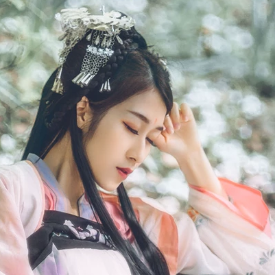 粉蝶花朵帶團(tuán)扇女生頭像，唯美古風(fēng)真人頭像