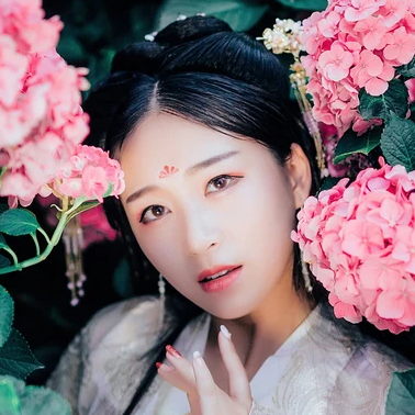 花團(tuán)錦簇帶團(tuán)扇女生頭像，唯美古風(fēng)真人頭像