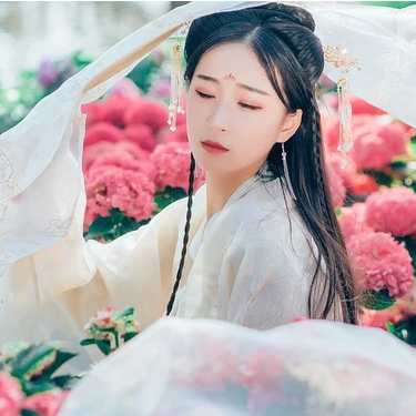 花團(tuán)錦簇帶團(tuán)扇女生頭像，唯美古風(fēng)真人頭像