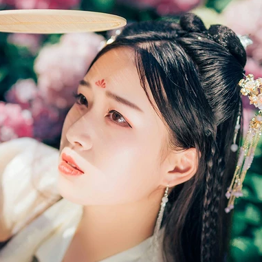 花團(tuán)錦簇帶團(tuán)扇女生頭像，唯美古風(fēng)真人頭像