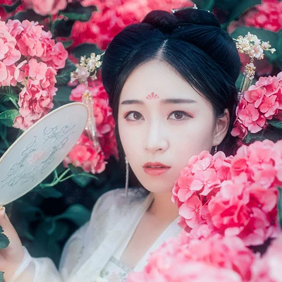 花團(tuán)錦簇帶團(tuán)扇女生頭像，唯美古風(fēng)真人頭像