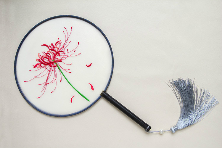 嬌艷彼岸花刺繡古風(fēng)團(tuán)扇，復(fù)古繡花工藝扇子