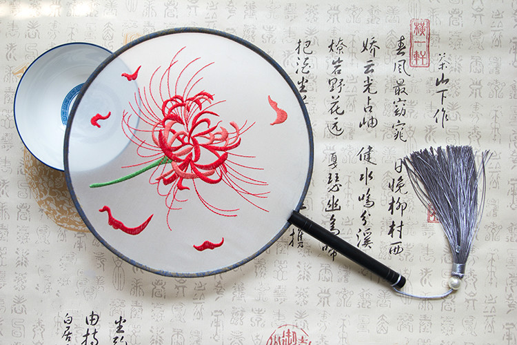 嬌艷彼岸花刺繡古風(fēng)團(tuán)扇，復(fù)古繡花工藝扇子