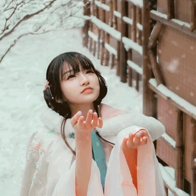 白雪飄落清新氣質女生頭像，唯美古風真人頭像