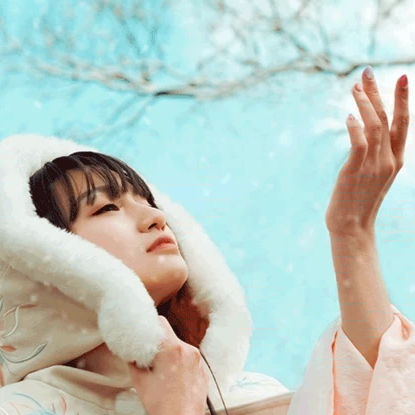 白雪飄落清新氣質女生頭像，唯美古風真人頭像