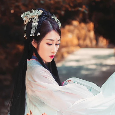 秋意氣質(zhì)帶團(tuán)扇女生頭像，唯美古風(fēng)真人頭像