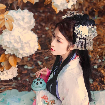 秋意氣質(zhì)帶團(tuán)扇女生頭像，唯美古風(fēng)真人頭像