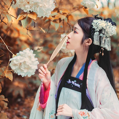 秋意氣質(zhì)帶團(tuán)扇女生頭像，唯美古風(fēng)真人頭像