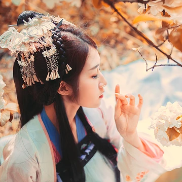 秋意氣質(zhì)帶團(tuán)扇女生頭像，唯美古風(fēng)真人頭像