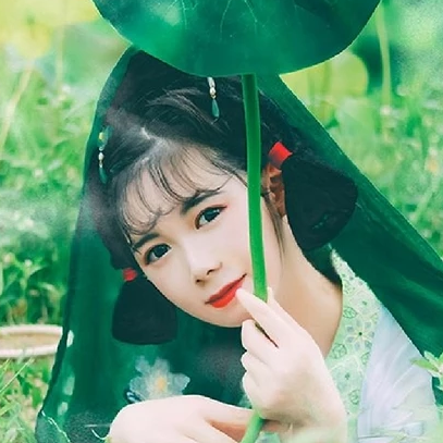 翠綠荷葉蓮花女生頭像，唯美古風真人頭像