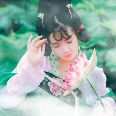 翠綠荷葉蓮花女生頭像，唯美古風真人頭像