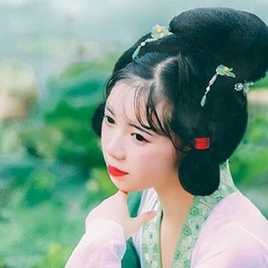 翠綠荷葉蓮花女生頭像，唯美古風真人頭像