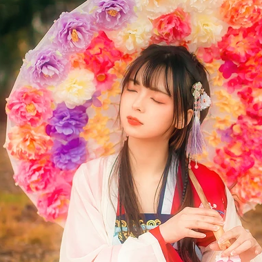 如花似夢帶傘女生頭像，唯美古風真人頭像