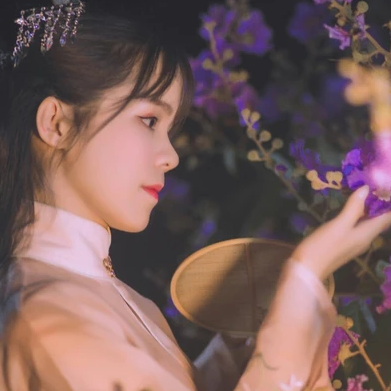 紫薇花開(kāi)帶團(tuán)扇女生頭像，唯美古風(fēng)真人頭像