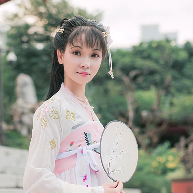 清新氣質(zhì)帶團(tuán)扇女生頭像，唯美古風(fēng)真人頭像