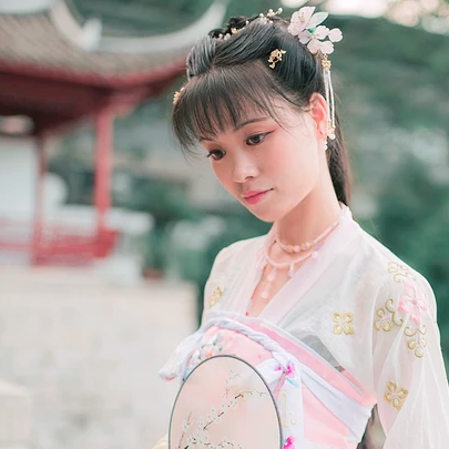 清新氣質(zhì)帶團(tuán)扇女生頭像，唯美古風(fēng)真人頭像