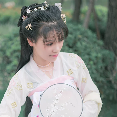 清新氣質(zhì)帶團(tuán)扇女生頭像，唯美古風(fēng)真人頭像