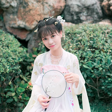 清新氣質(zhì)帶團(tuán)扇女生頭像，唯美古風(fēng)真人頭像