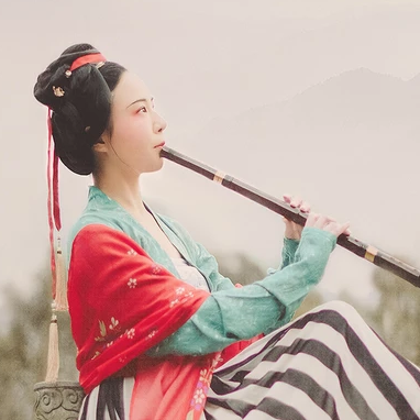 文藝吹笛女生頭像，唯美古風(fēng)真人頭像