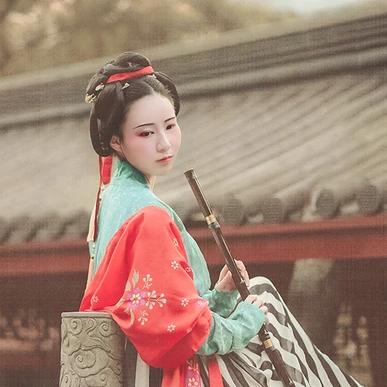文藝吹笛女生頭像，唯美古風(fēng)真人頭像