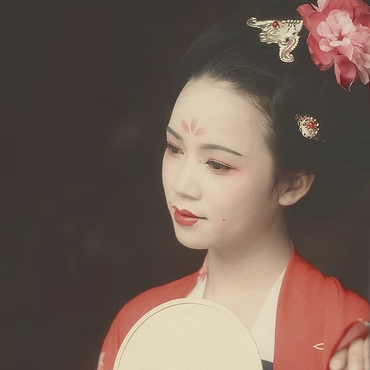 唐園帶團扇女生頭像，唯美古風真人頭像