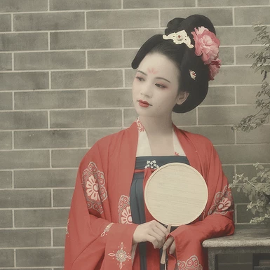 唐園帶團扇女生頭像，唯美古風真人頭像