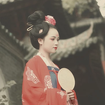 唐園帶團扇女生頭像，唯美古風真人頭像