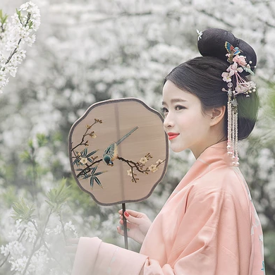 花林粉衣帶團(tuán)扇女生頭像，唯美古風(fēng)真人頭像