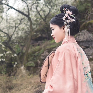 花林粉衣帶團(tuán)扇女生頭像，唯美古風(fēng)真人頭像